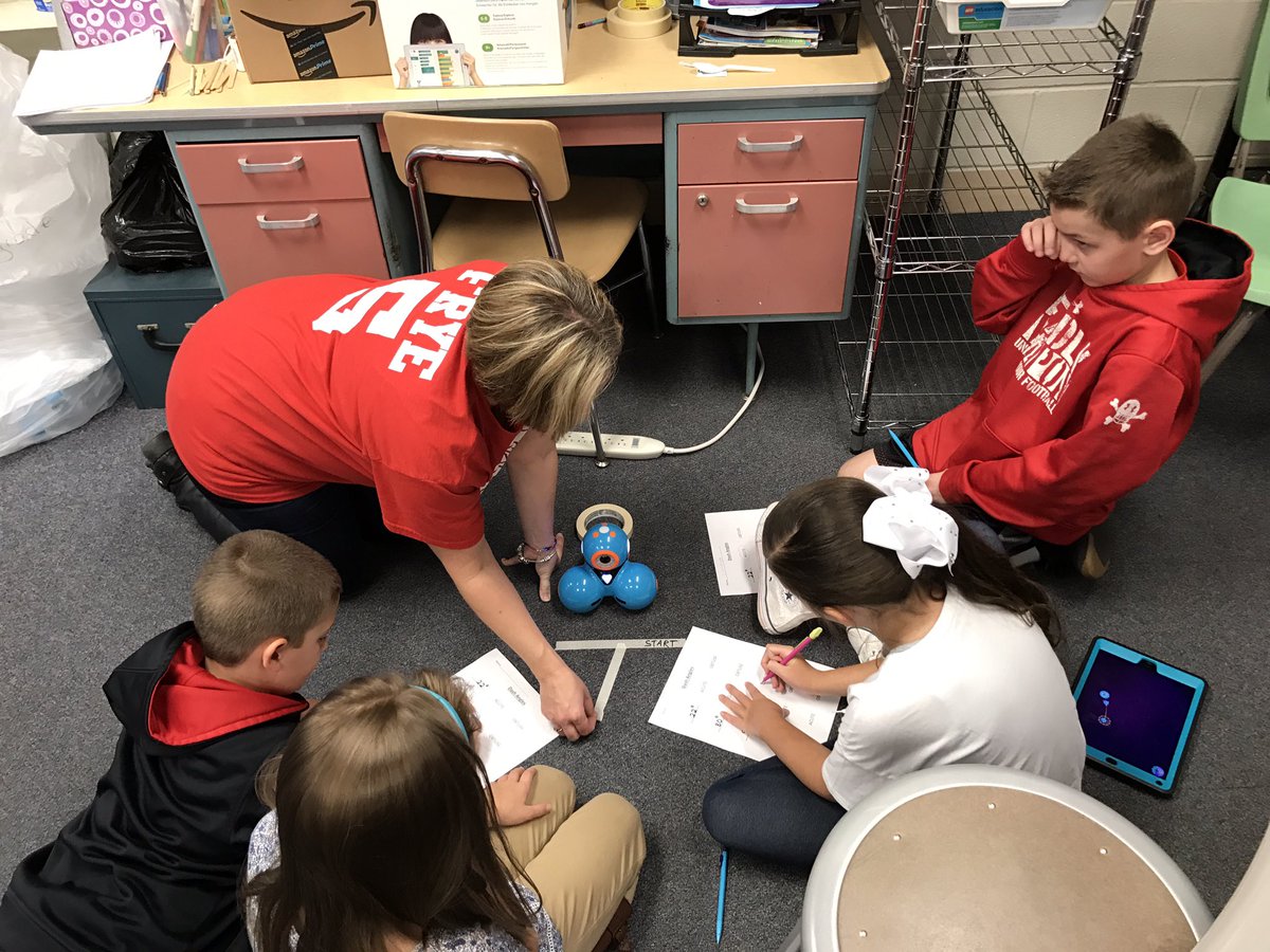 trent3rdgrade's tweet photo. #Morrish leaders exploring angles in the STEM lab today!! https://t.co/Z6LpFjq0Qn