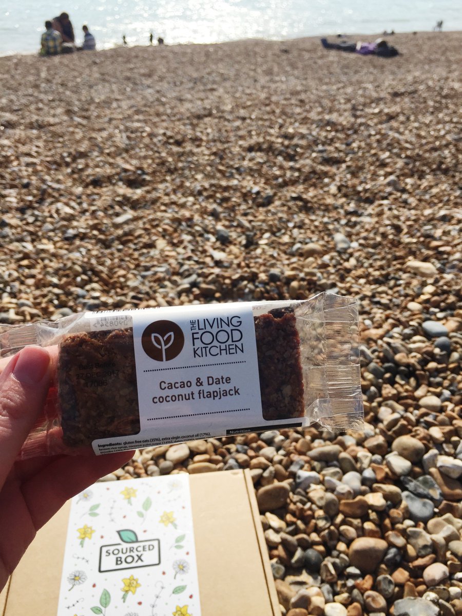 sourcedbox's tweet photo. "Keep on hoping we'll eat cake by the ocean" 🎤
#TBT to enjoying this @LivingFoodKitch flapjack on Brighton beach 😋 https://t.co/aux2h7d057