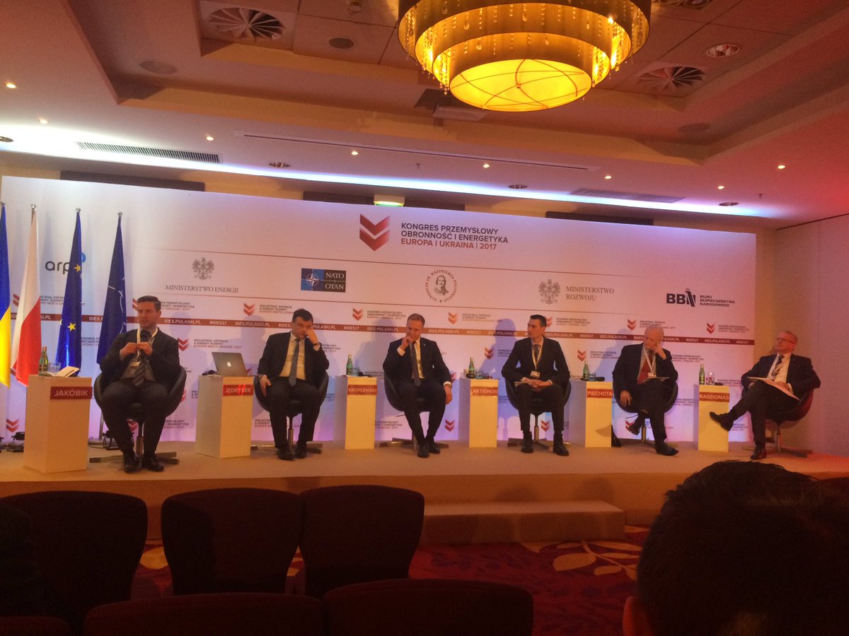 syczinho's tweet photo. Interesting panel on European natural #gas sector. Strong and fresh moderation by @wjakobik #IDES17 https://t.co/rnQflc6yCG