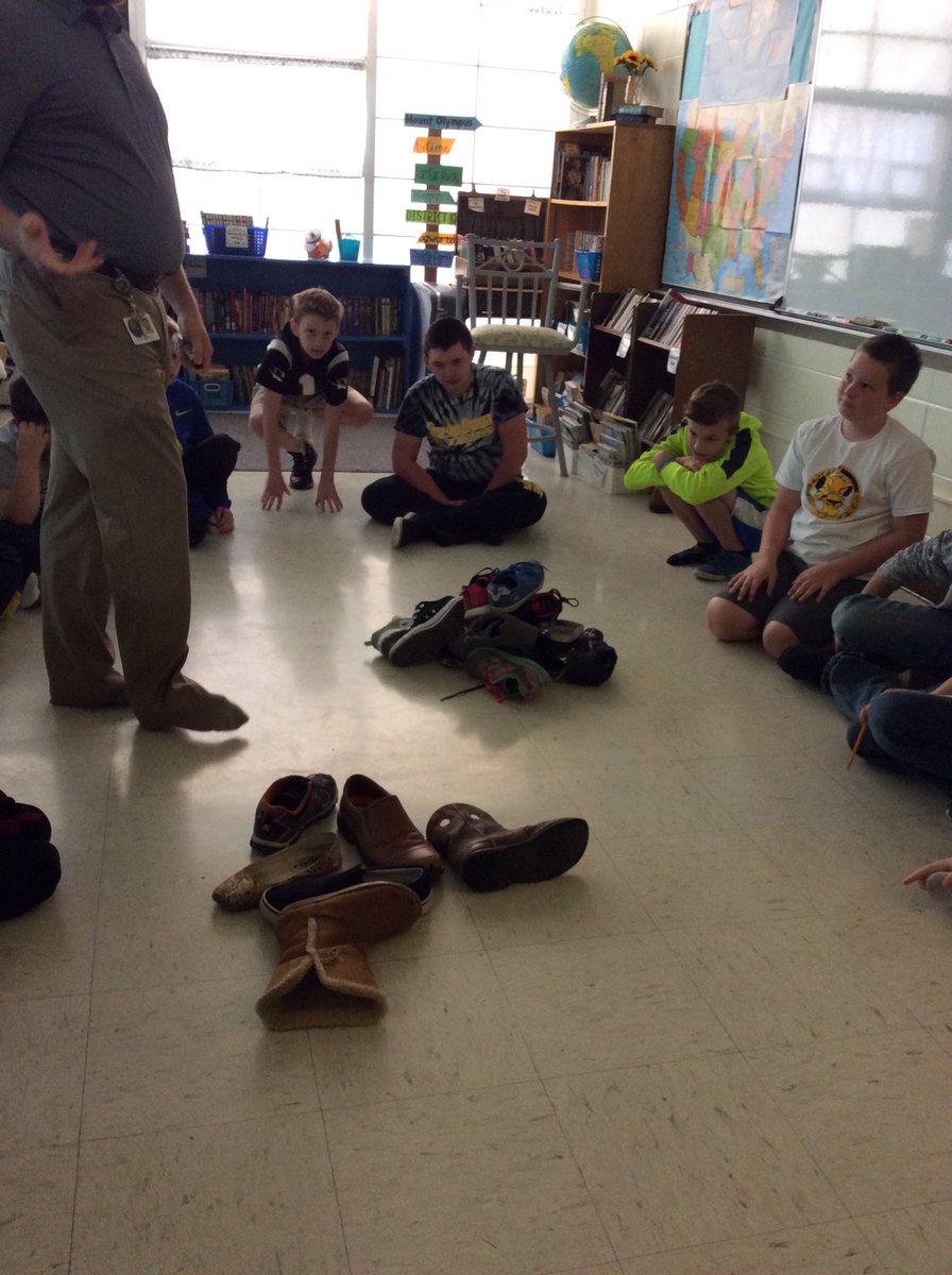 Shewell_In_6th's tweet photo. DR. @DannyTodtfeld hands on teaching Room 12 about Dichotomous Keys with our shoes! #EssdExcels #Room12Adventures https://t.co/hd01EWy3eS