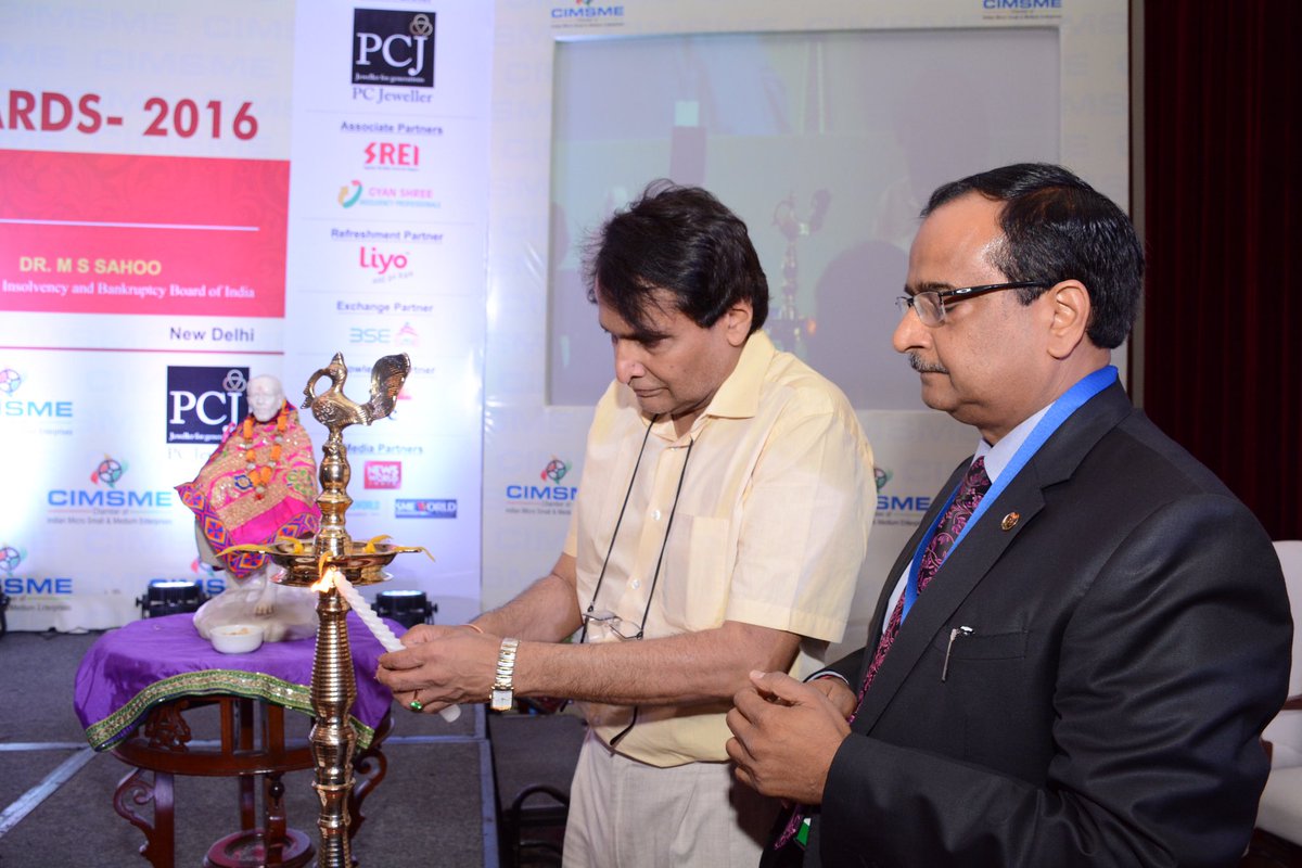 sureshpprabhu's tweet photo. Handed over the awards at MSME Banking Excellence Award Function organised by Chamber of Indian Micro Small and Medium Enterprises https://t.co/5K0UFqLA31