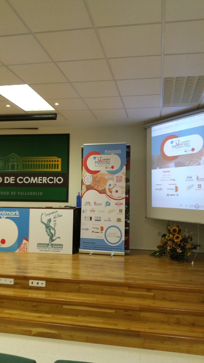 vidalizquierdo's tweet photo. Abre el I Congreso de Ventas y Marketing el decano de la @comercio_uva y #AntonioGATO del @AyuntamientoVLL  #VentMark https://t.co/9dA7h8jg1L