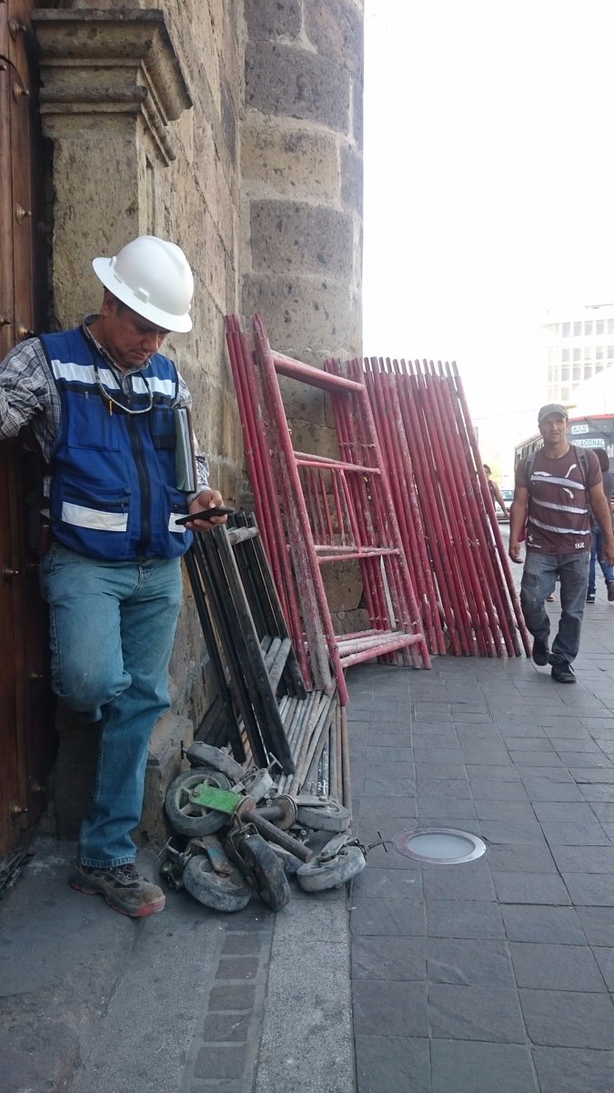 Evombon's tweet photo. Dicen los franciscanos que quieren que se proteja su templo pero no dejan entrar a hacer los trabajos. Pura grilla #Gdl #Línea3 https://t.co/FPMcyfnFbo