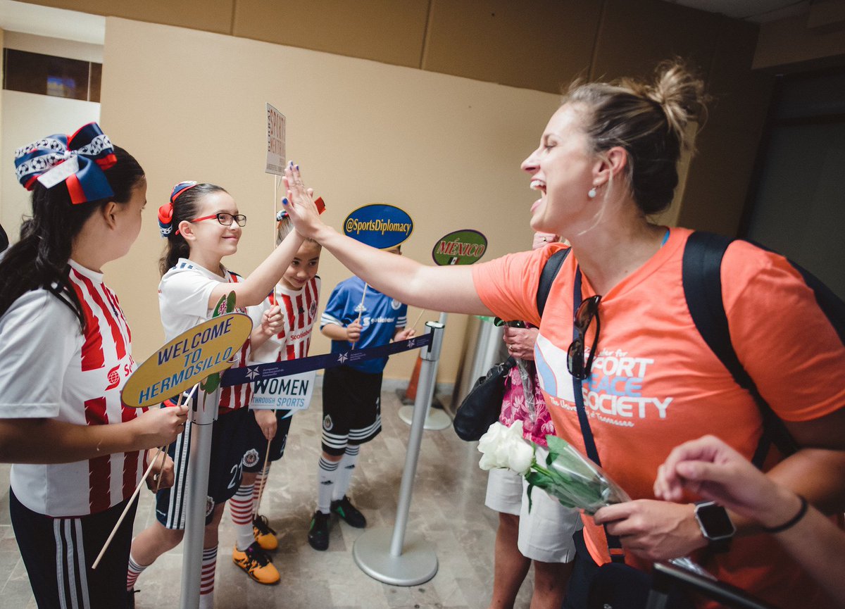 SportandPeaceUT's tweet photo. Spreading love & joy the #TeamCSPS way! If anything, we always like to be generous with our high fives😋🙌 #nationalhighfiveday #spreadthelove https://t.co/NpMcRYnDnw