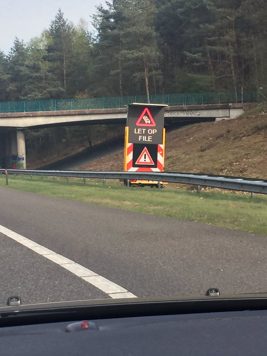 KoopmanTim's tweet photo. @heijmansnl @Rijkswaterstaat sinds dit bord er staat is er iedere dag file..daarvoor geen problemen bij A1 Beekbergen! Verder niks dan lof.. https://t.co/yZWbz2RwFC