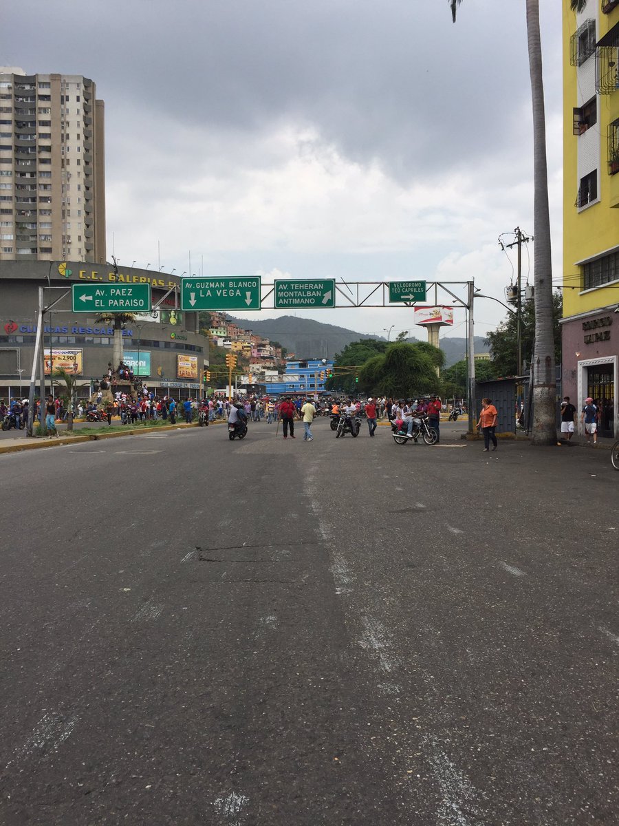 Andresinfantes's tweet photo. Enfrentamiento entre resistencia y colectivos con palos y puños en el Paraíso.   #20Abril https://t.co/cNCYVHshu3