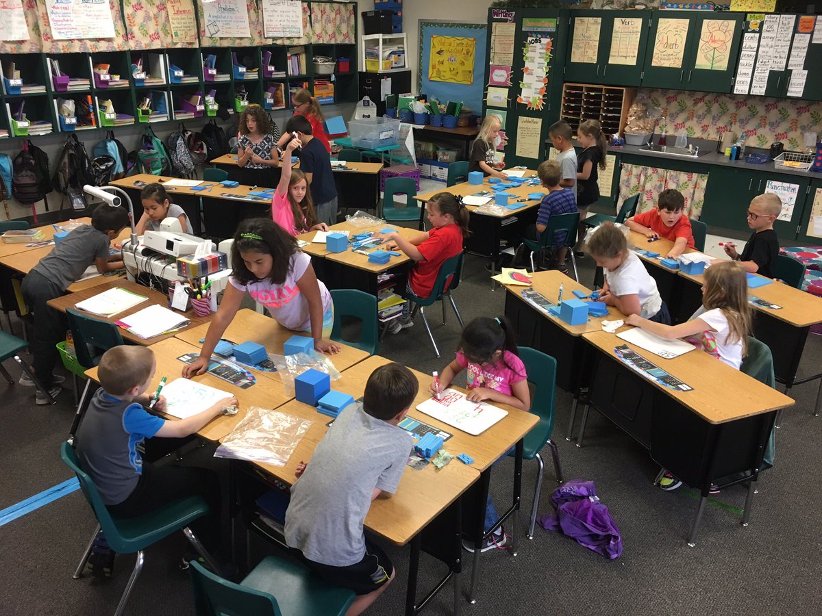 Sally_Reyes25's tweet photo. My Ss collaborating to solve two 3-digit equations! They ❤️ math!!! #jseguinelem https://t.co/ogr69HIl1P