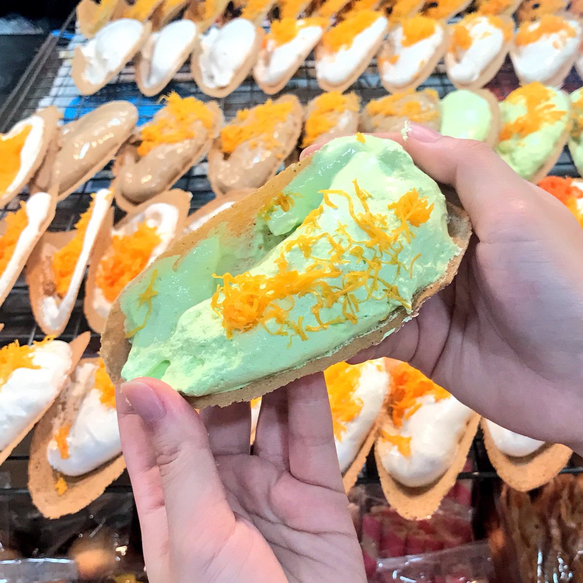 wongnai's tweet photo. ขนมเบื้องร้อนๆ กรอบ ทำสดตลอดเวลา ชิ้นละ 10 บาท 💛 ซื้อ 10 ชิ้นแถม 1
📍 ปัณณธร ขนมเบื้องไทย สาขา2 :: MBK เซ็นเตอร์ชั้นขายมือถือ
#วงในพาแดก https://t.co/J3NBYU2c9c