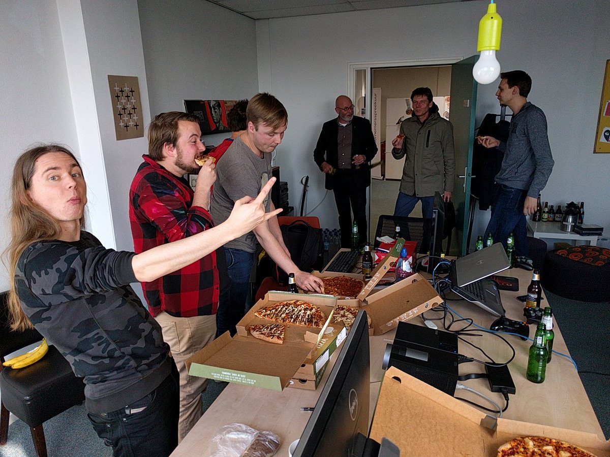 TheCodeCrewNL's tweet image. Pizza, beer and gaming