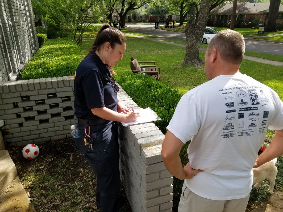 DallasFireRes_q's tweet photo. @DallasFireRes_q #DFRPrevention poundining the pavement and meeting the neighbors in #Lakewood @MarkClaytonD9 #Dist9 talkin 🔥safety... https://t.co/sxXVm0nWbo