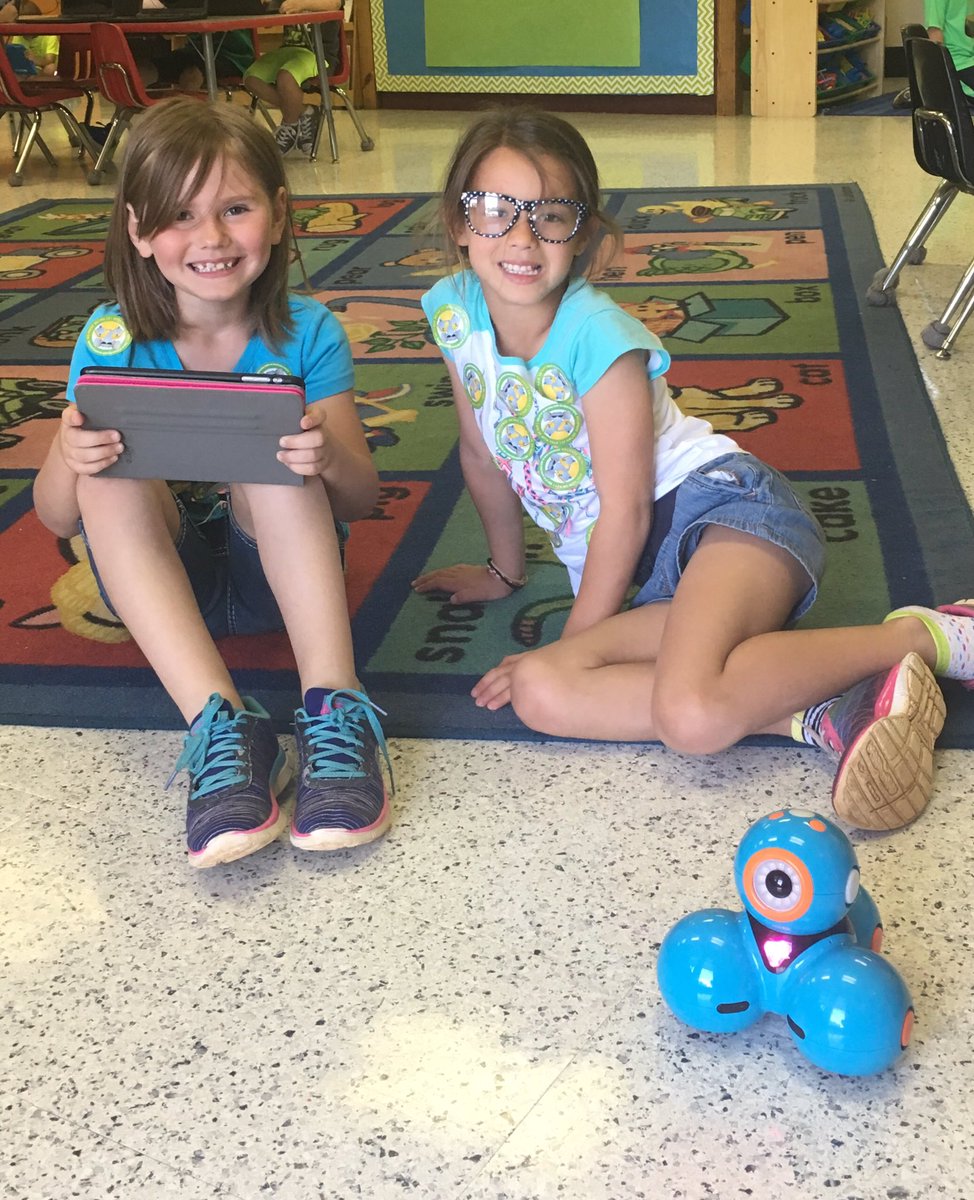 DanaWallace_'s tweet photo. Its a great day with Dot and Dash at Howell Graves. #mooseclass @MSCSTrojans @hgptrojans https://t.co/7JeJBjebPo
