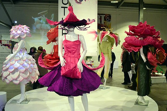 MandyCanUDigIt's tweet photo. Hort Couture indeed in flower inspired outfits at #HarrogateFlowerShow - up to 70m fabric in 1 dress! #gardening https://t.co/q9rHfk1gKr https://t.co/7QYNxWUtJZ