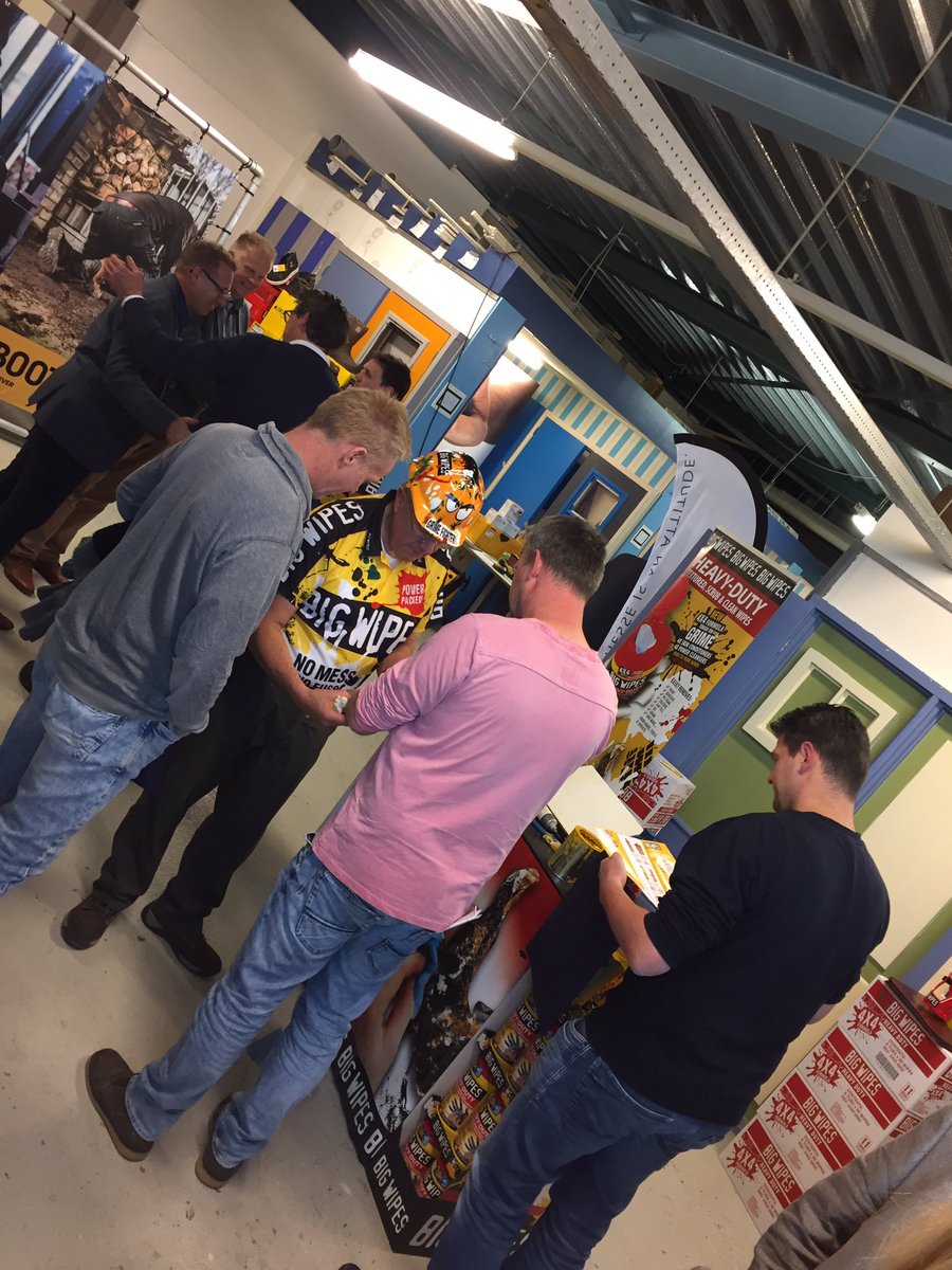 BigWipesNL2's tweet photo. Het is lekker druk op de stand van @BigWipesNL op de @OlijslagerVerf dagen voor de vakman! https://t.co/AO7RDQOd8s