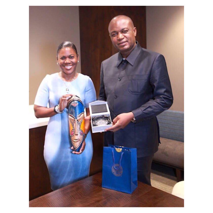 Candace Byrd et Son Excellence, Gentiny Ngobila Mbaka échange des cadeaux comme signe d'accueil et de solidarité!