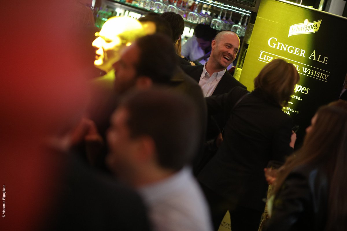 #LuzParaElWhisky en Barcelona <a href="/elmamabarcelona/">El Mama</a> con <a href="/AlbertoPizarro_/">Alberto Pizarro</a> #GingerAle #schweppes #eventprofs #eventphotographer