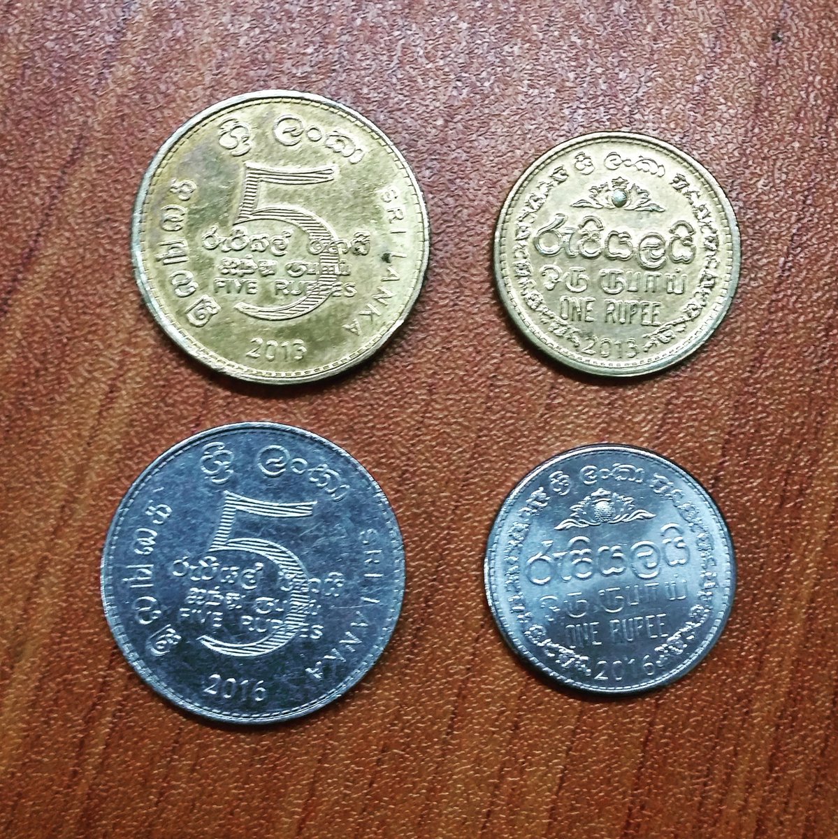 ImSujani's tweet photo. Old Vs New #Coins #SriLankan #Rupees #1Rupees and #5Rupees #Gold To #Silver 💱 #Coins Collector #CrazyMe https://t.co/8fbCWAptL5