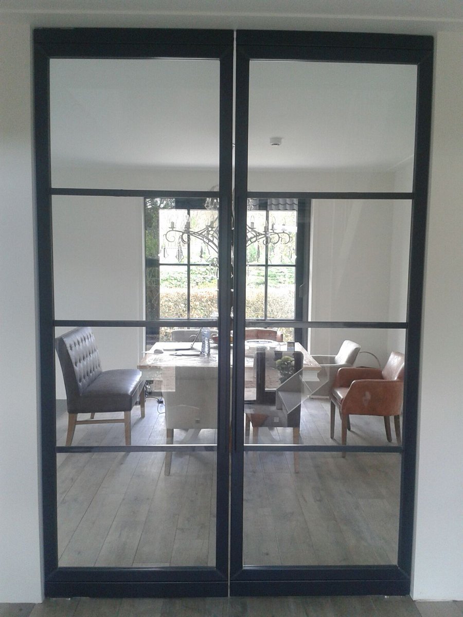 Weer een tevreden klant met prachtig dubbele Blauwstaal taatsdeuren tussen hal/kamer. #blauwstaal #staaldesign #interieur #stalendeuren