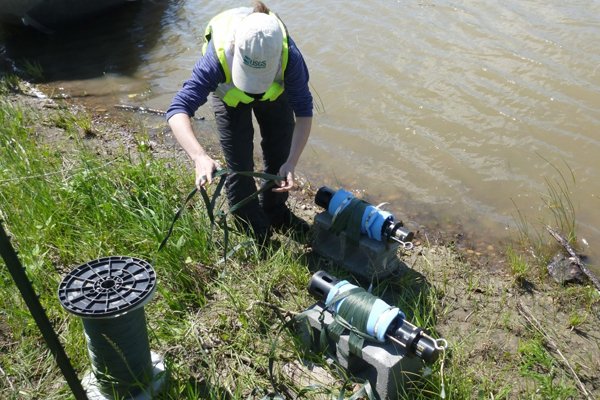 FondriestEnv's tweet photo. Tracing rhodamine dye & larvae movement, @USGS scientists look to understand low sturgeon numbers in Missouri River https://t.co/Ox1eaZBgQr https://t.co/xTBuGMgk2H