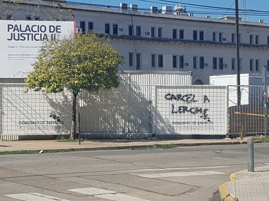 fedeaccaramboni's tweet photo. Las calles vuelven a hablar!
Que paradoja la foto
BASTA DE BANCA POLITICA...

#JusticiaXColon #CarcelALercheYComplices #2M #TodosATribunales https://t.co/FBCyRZ3nzA