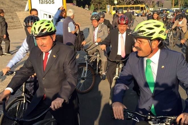 Reforma's tweet image. Senadores del PRI, PVEM y PAN salieron a andar en bici en un acto de promoción de este medio de transporte ow.ly/gojl30b1uyp