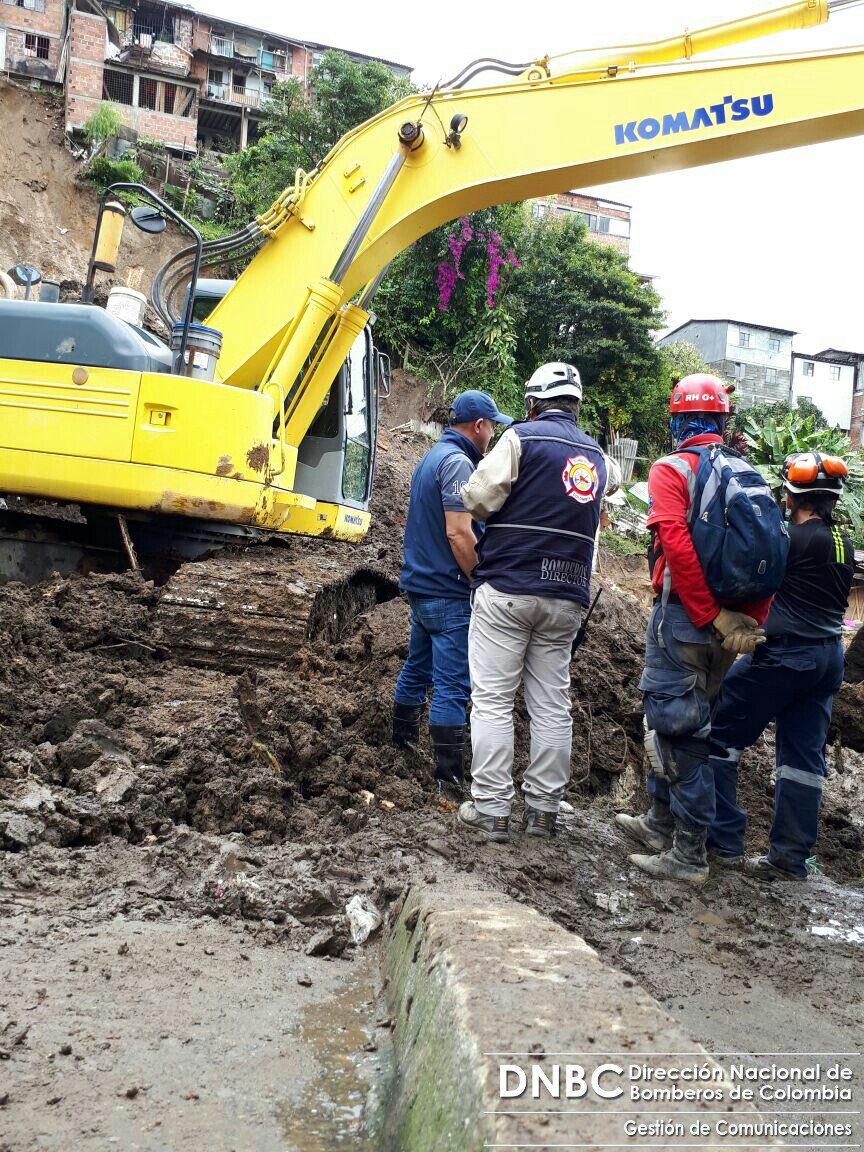 DNBomberosCol's tweet photo. Director Nacional de Bomberos coordina labores de recuperación de víctimas por deslizamiento en #Manizales https://t.co/EWUCjsBJd8