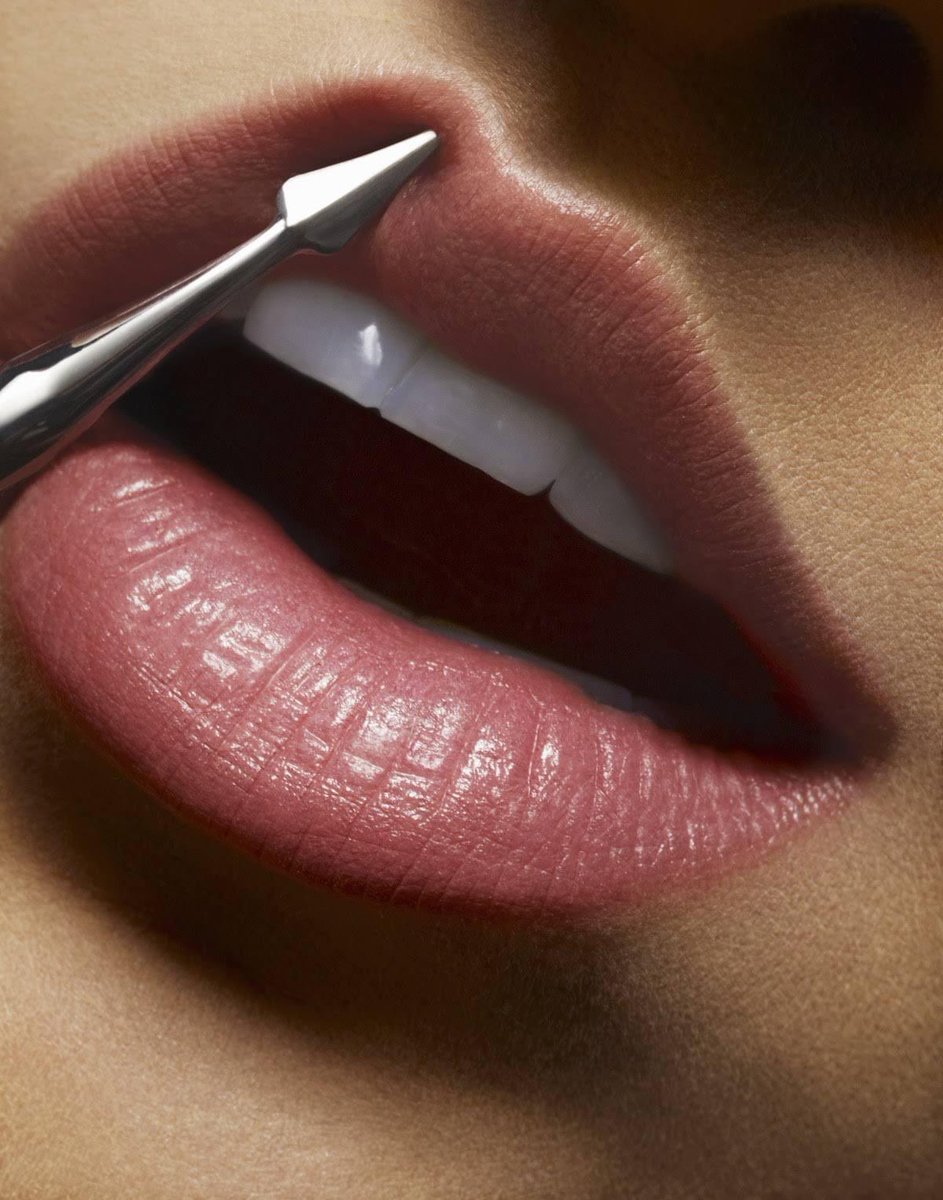 swaGGerscanJRNL's tweet photo. Lip reduction is the new trend - yes, really

https://t.co/9BoyDLcDTO @Allure_magazine #trending #cosmetics #fashion #lipstick #womeninfilm https://t.co/DpOwSVCFmd