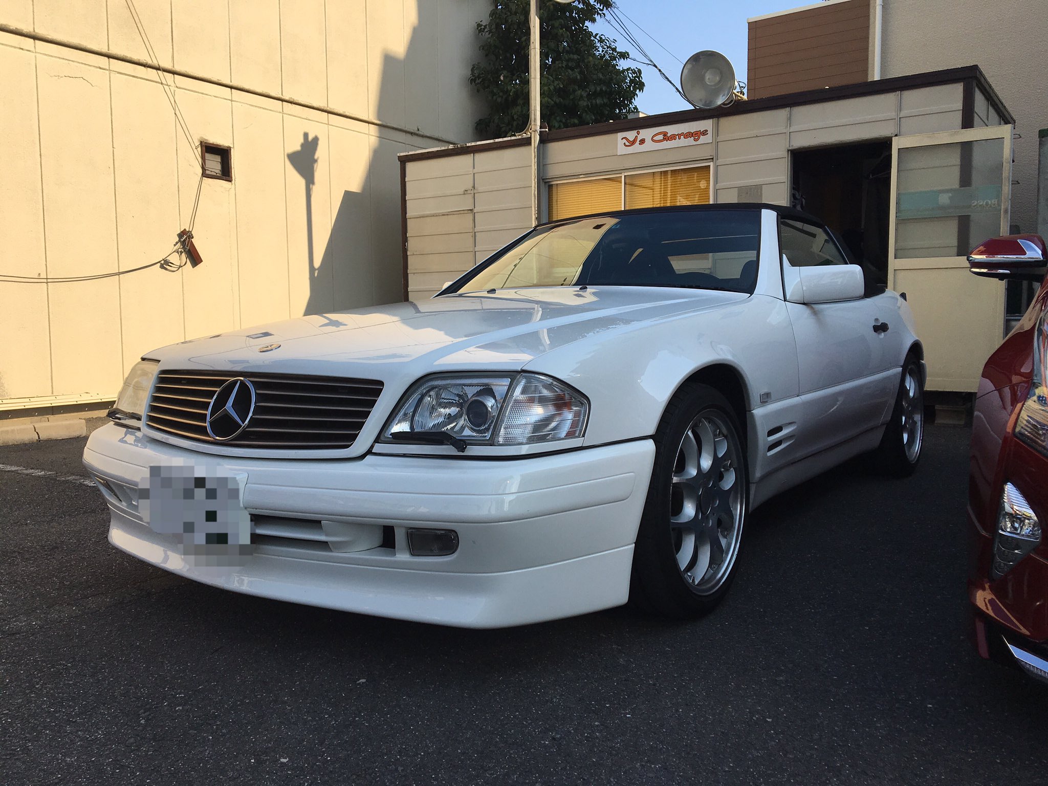 車両販売 大阪 中古車屋 ベンツ Sl500 オープンカー 平成8年式 ブラバスルック オープン動作確認済み ベンツの古い車は値段が 上がっていってるので 買うなら今がチャンス ミナミの帝王でも萬田銀次郎が 乗っていたタイプのベンツです 金額は65