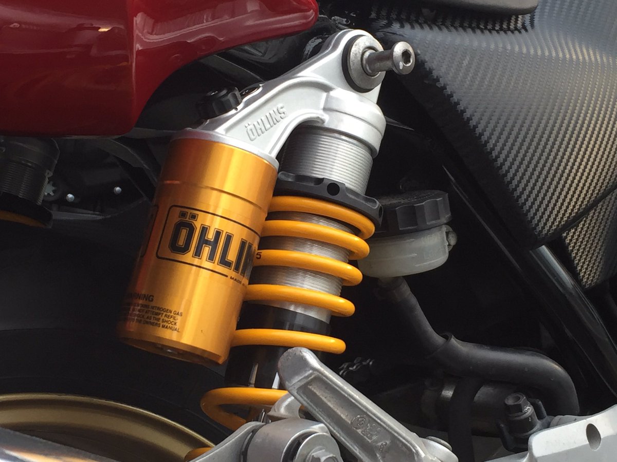 ブラウズ Cb400sf V3様 カスタムありがとうございます D ハンドル エクセル グリップ デイトナプログリップ グリップエンド ポッシュ ハンドルウェイト オーリンズリアサス サイドカバーカーボンステッカー キレイにまとまりました