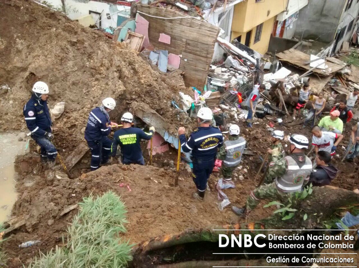 #BomberosColombia en labores de recuperación de víctimas y coordinación de maquinaria pesada en #Manizales