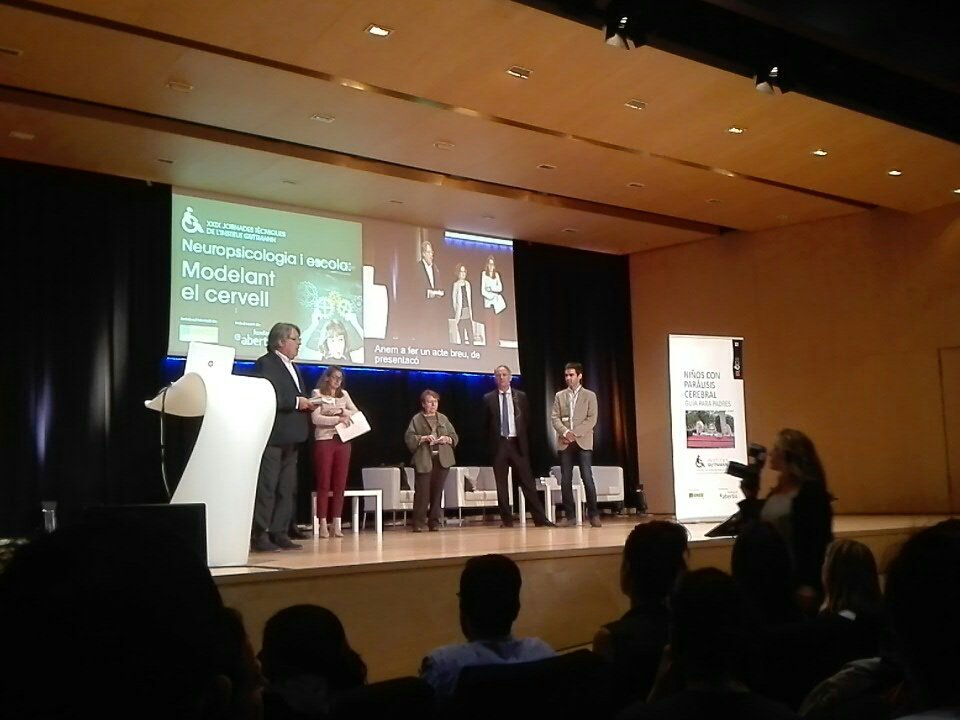fepccat's tweet photo. Després d'un dia de #JTGuttmann interessantíssimes, ara toca la presentació del llibre "Hijos con parálisis cerebral: guía para padres" https://t.co/AS2lXd1t0L