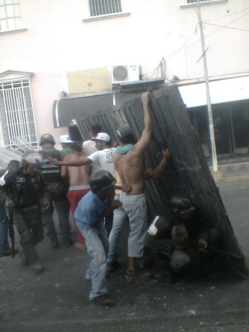hramosallup's tweet photo. Colectivos protegidos por pnb actuando para reprimir alevosamente ciudadanos pacíficos protesta contra régimen. https://t.co/Vihg92RmC8