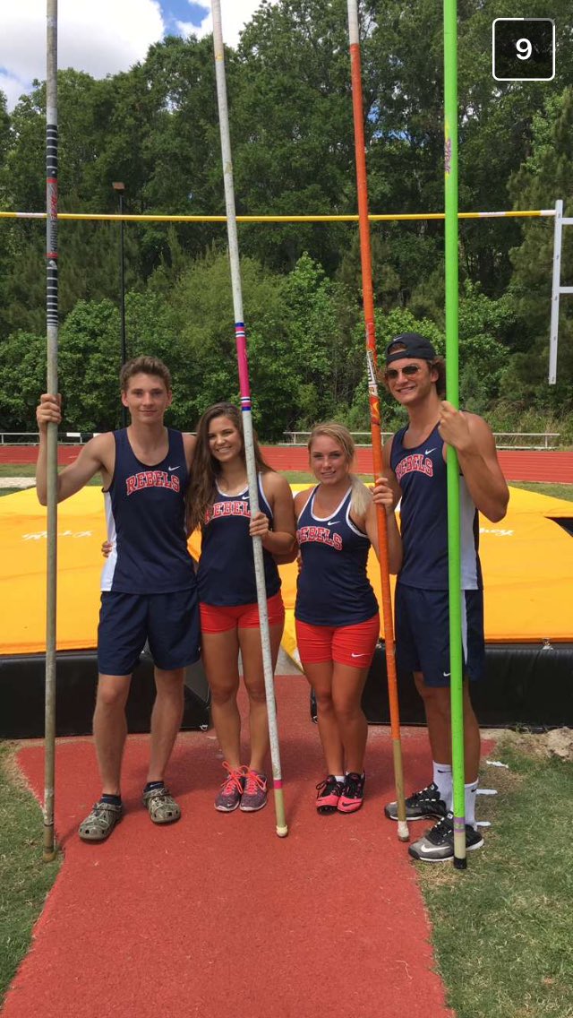 allisonann98's tweet image. Top 2 region vaulters for both boys and girls😌😏😏