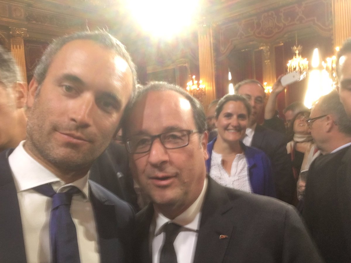 FabriceAmedeo's tweet photo. "Monsieur le Président, on est une bande de marins sympas venus vous aider à faire les cartons" @VendeeGlobe https://t.co/yXBnMriRzM