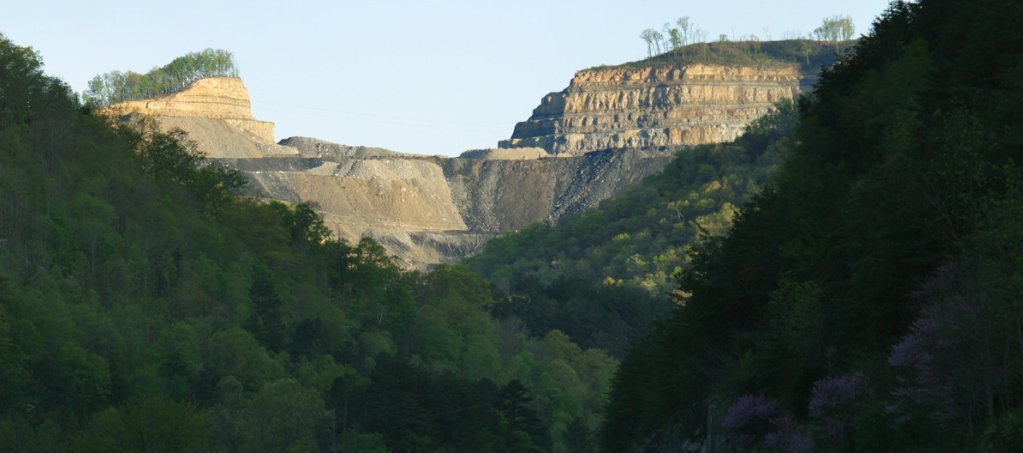 WiserCapital's tweet photo. This is a GREAT idea. "#Solar farms could adorn former mountaintop-removal coal mines" https://t.co/JgzfJh8WWl https://t.co/73tOsERHxX