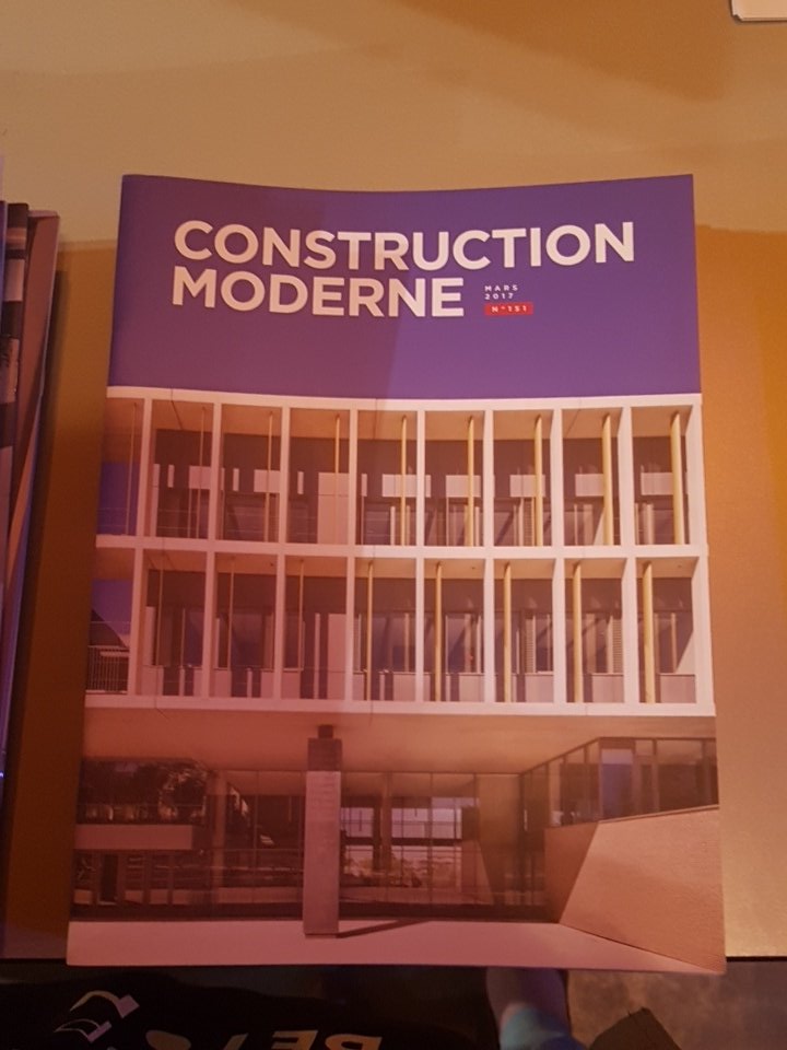 BerangereMori's tweet photo. On découvre avec plaisir le dernier numéro de #ConstructionModerne avec au programme de superbes réalisations en #beton ! #teamarchi https://t.co/oTmg9pUIt0
