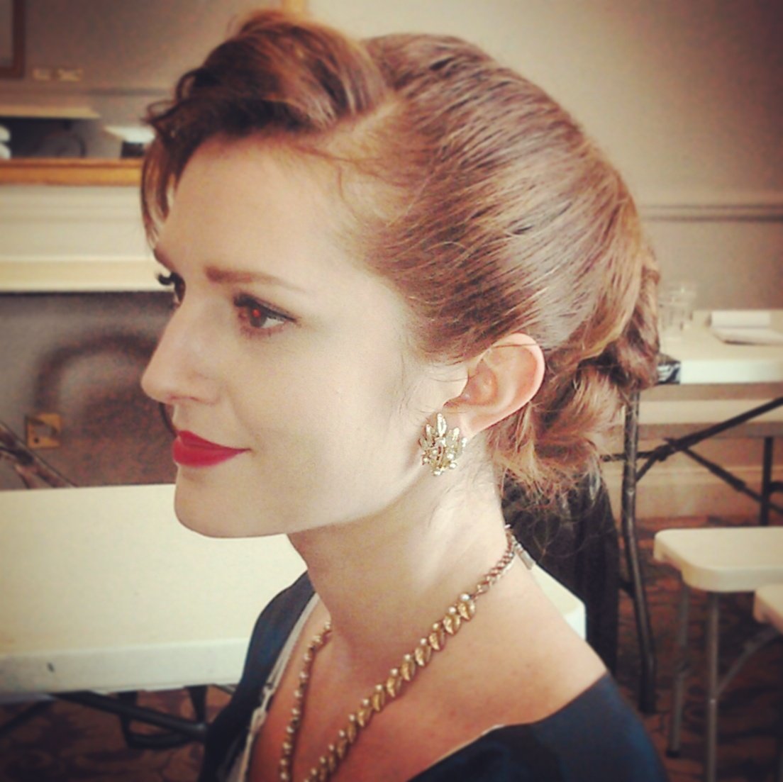 Victorialynn85's tweet photo. #actress #hairup #featurefilm #costume #1950s https://t.co/MlU8B81xHz