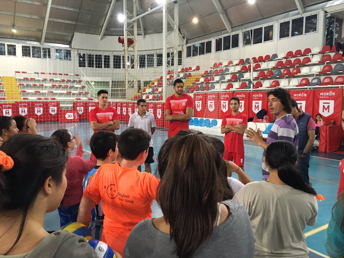 En el #GorkiGrana, los jugadores de <a href="/DepMoronVoley/">Dep. Morón Voley</a> comparten la tarde con los chicos que asisten a la Escuela Municipal de Voley de #Morón.