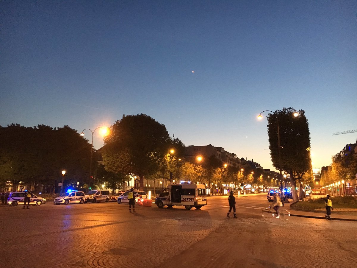 breaking216's tweet photo. Fusillade ce soir sur les #ChampsElysees revendiquée par #Daesh. Un policier tué, un autre blessé. L’assaillant abattu. Situation en cours. https://t.co/eSy2I7zlru