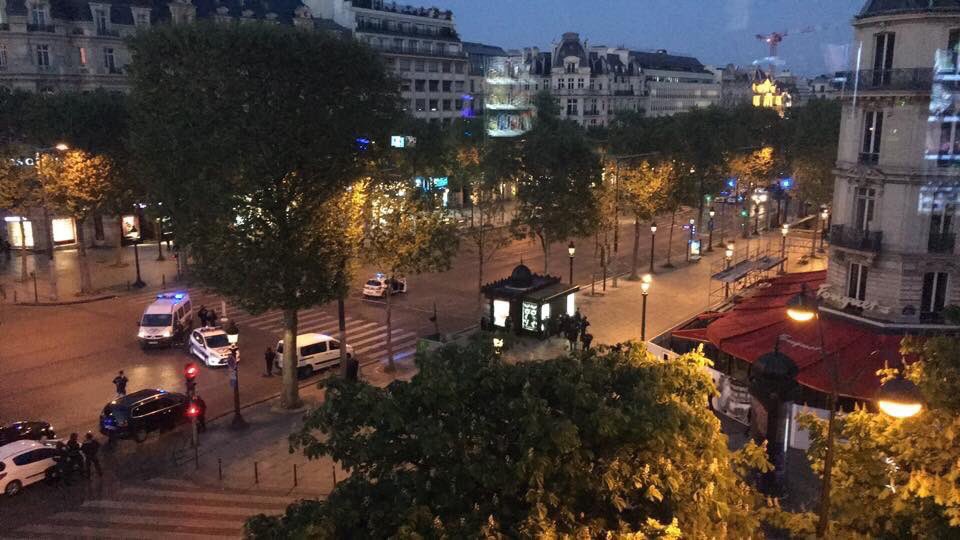 breaking216's tweet photo. Fusillade ce soir sur les #ChampsElysees revendiquée par #Daesh. Un policier tué, un autre blessé. L’assaillant abattu. Situation en cours. https://t.co/eSy2I7zlru