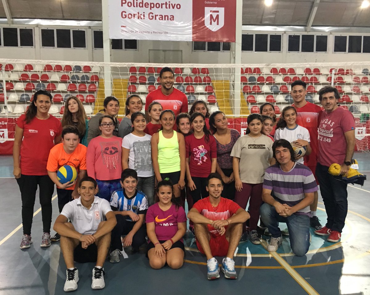 Una tarde distinta en el #GorkiGrana. ¡Los chicos de la Escuela Municipal de Voley se divirtieron junto a sus ídolos de <a href="/DepMoronVoley/">Dep. Morón Voley</a>!