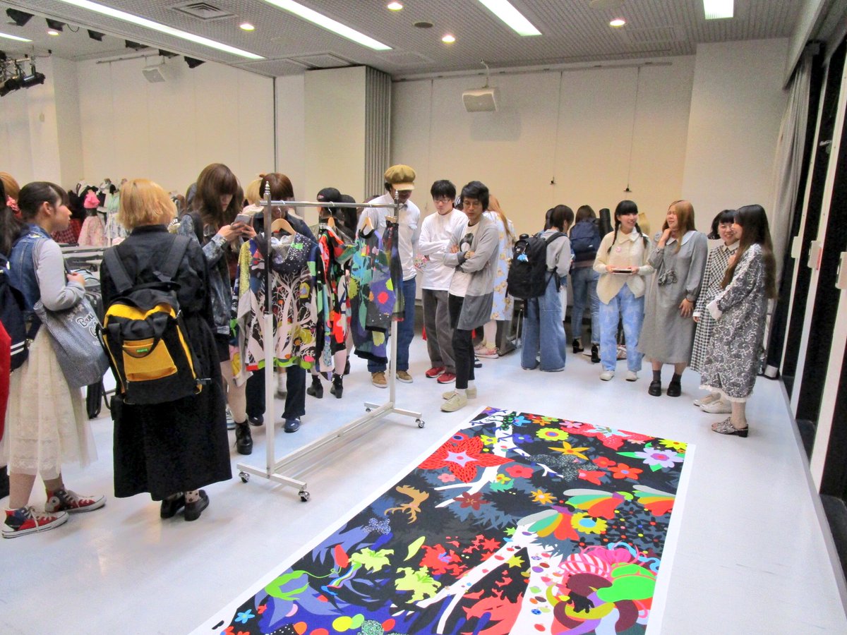 上田安子服飾専門学校トップクリエイター Twitter પર 4 Rbtデザイナーのヒガシ氏 作家のfuyuji先生の デザインクリエイション の特別授業がありトップクリエイターの学生も参加 デザイン コレクション ブランドの 作り方など多くの学びがありました