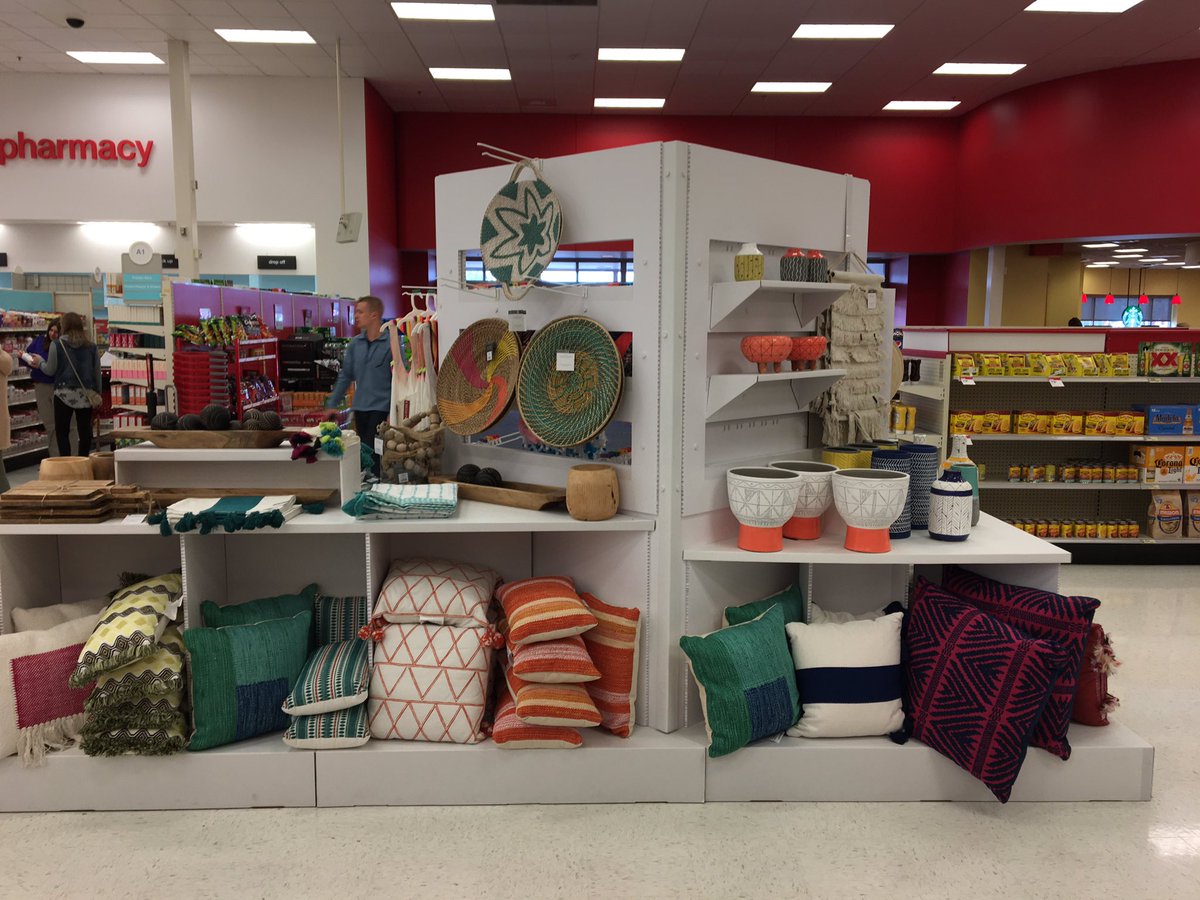 theVisualFeels's tweet photo. Part 1 of the global bazaar has rolled in to town at T1060. https://t.co/ayGXlQN3iw