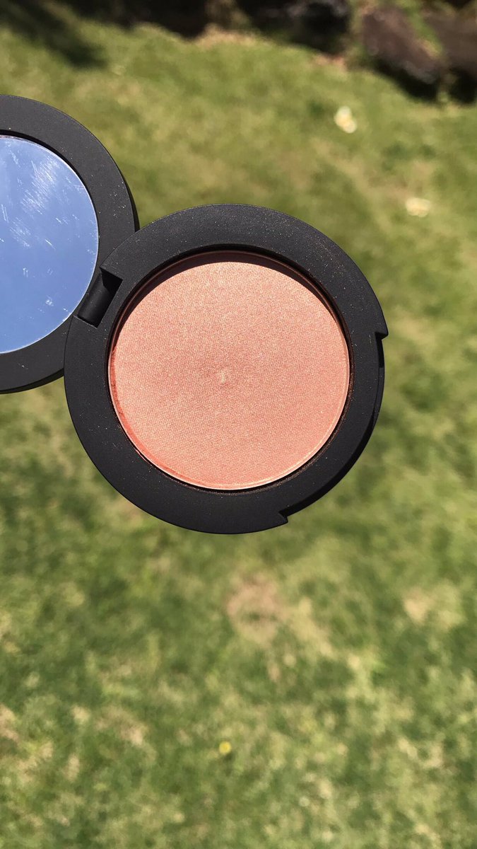CakeyKolbi's tweet photo. Luminizer Powder color Pearly 😍✨#younique #highlight #makeup #goals
https://t.co/14IBa5CERu https://t.co/wcawVelrz9