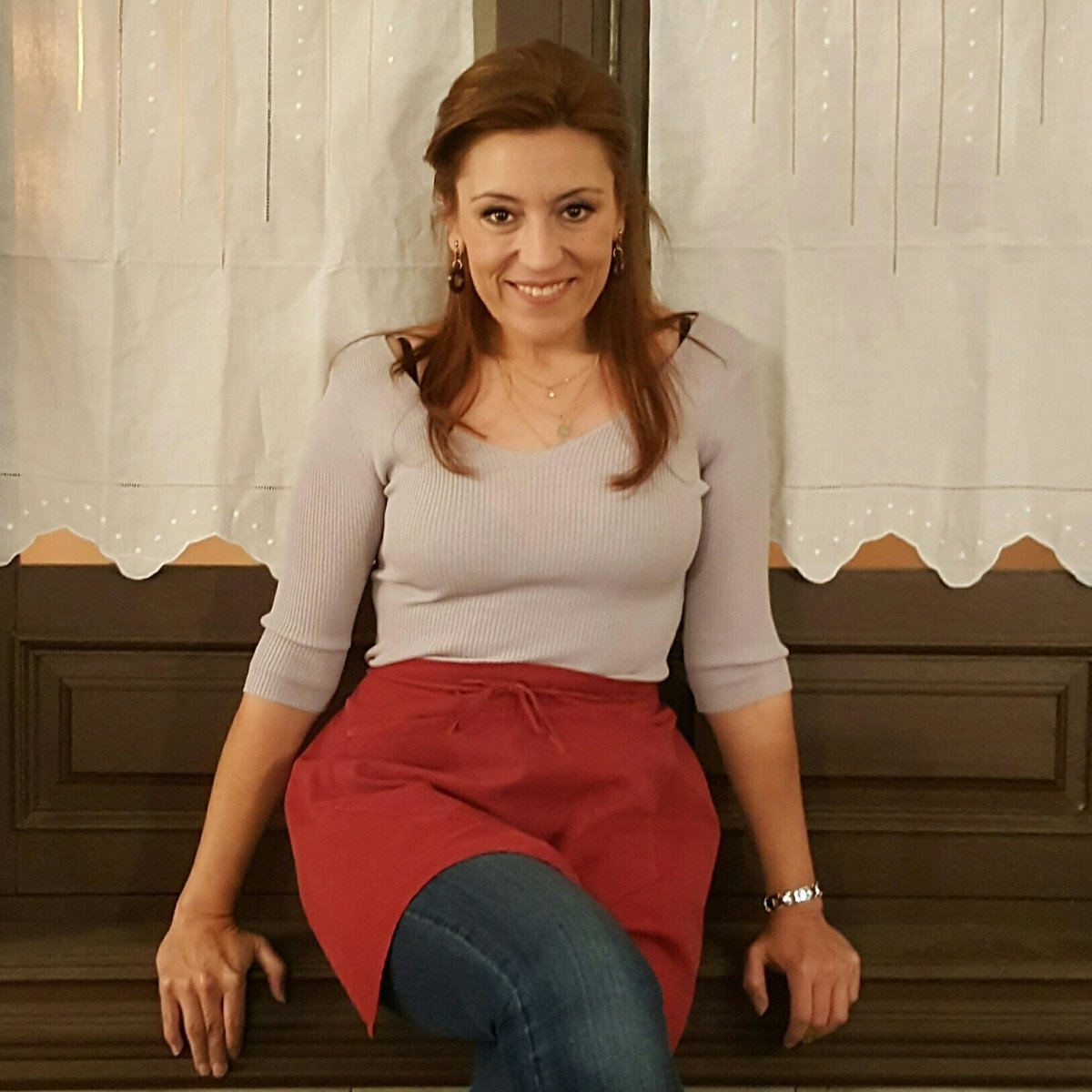 pepaaniorte's tweet photo. Hasta mi @Twitter se prepara para ver el lunes @SyP_tve  #NuevaFotoDePerfil de "Maria" la dueña del #BarLaParra https://t.co/6ET94y1nnz