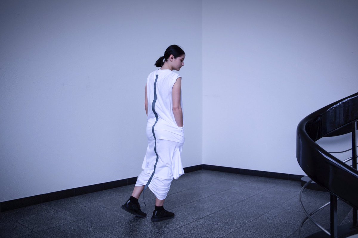 SchenkerMarie's tweet photo. Transformation tshirt Mbuget  photographe: https://t.co/wAkreMY70A #fashiondesigner #blackandwhite #ligne #tshirt #migros #mbudget #geometry https://t.co/0o72fU1tX7