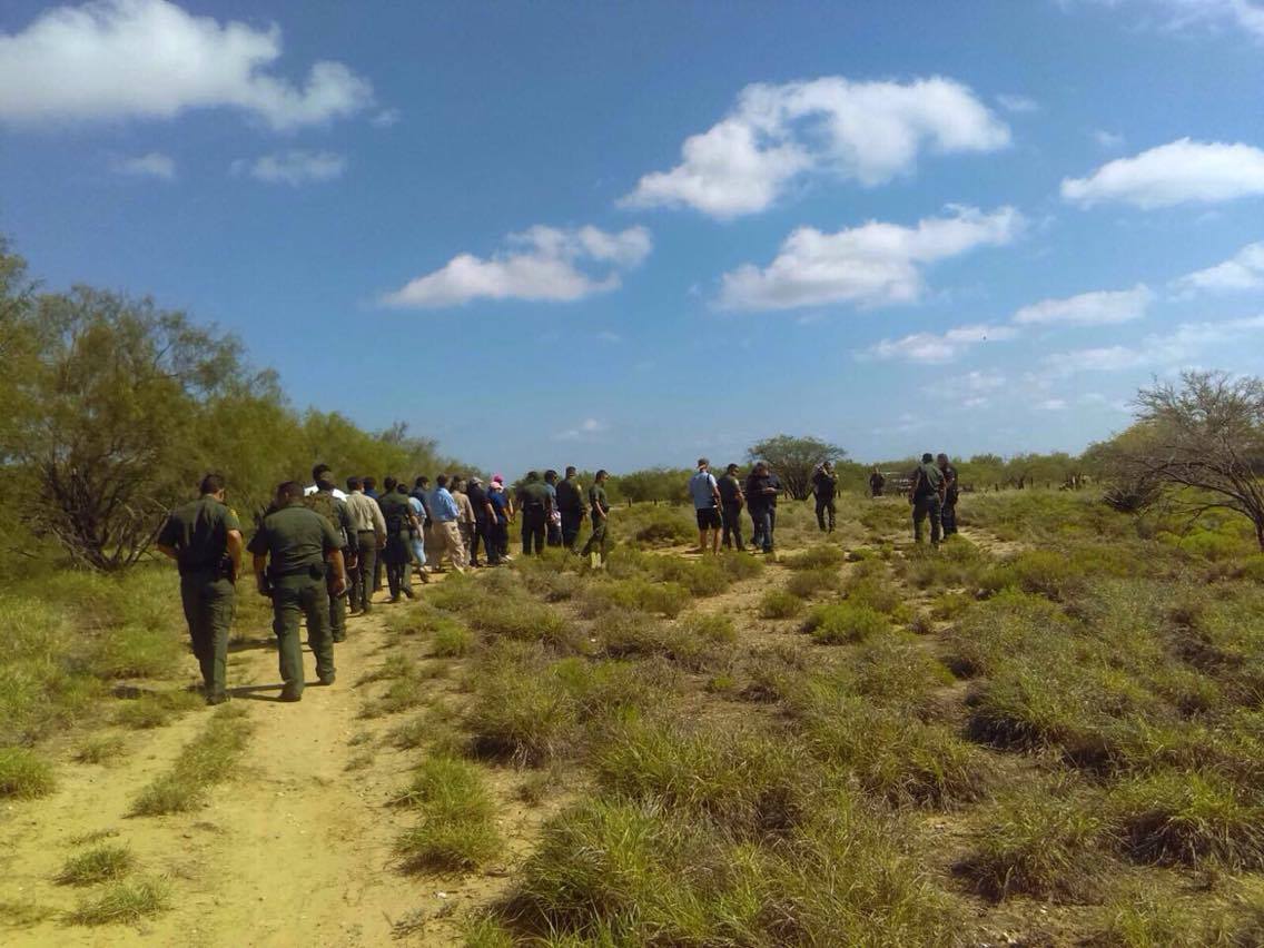 Conmigrantesv's tweet photo. #ConmigrantesInforma Recorrido simultáneo con la patrulla fronteriza en El Valle del Río Grande y Laredo. https://t.co/PKUfeJH36m