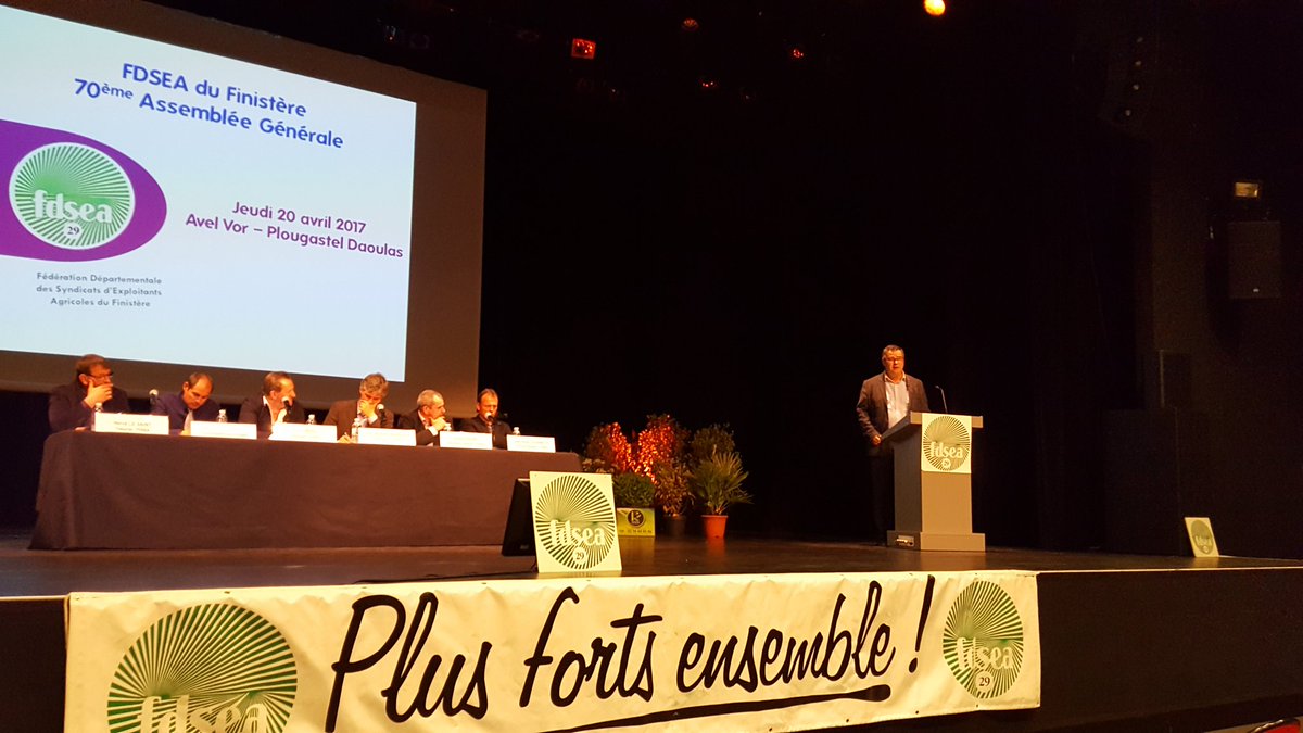 FDSEA_Finistere's tweet photo. Dominique CAP, Pdt @AMF_29 tire un coup de chapeau pour la réussite du #CongresFNSEA2017 et salue l'hommage émouvant rendu à X. Beulin. https://t.co/v2bboG39pk