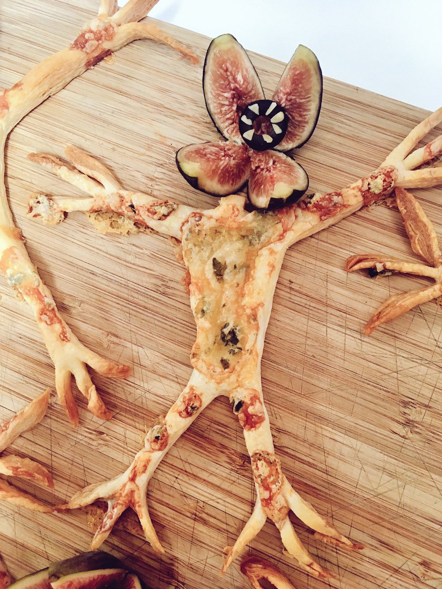 CaitDavies's tweet photo. Amazing treats at #OrionBlogFest courtesy of @strangerfilling! Demogorgon-zola tarts, bravo 👏🏻👏🏻 #StrangerFillings https://t.co/vTyNqbhKTT
