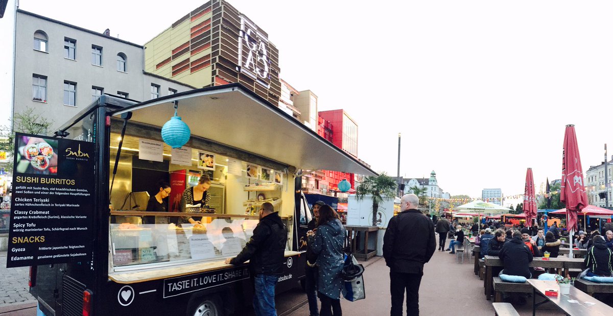 Lottaliebt's tweet photo. #Streetfoodsession  #Spielbudenplatz #Reeperbahn #StPauli #donnerstags wieder mit #lecker SushiBurritos v. @eatsubu https://t.co/3DjUU08Ot8