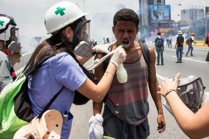 arga707's tweet photo. Más de 80 estudiantes de medicina y médicos de la UCV atienden heridos en las protestas Gracias muchachos ! @GenPenaloza @Diego_Arria https://t.co/7opPZs7tl9